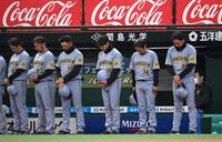 　試合前に黙とうする藤川監督（右端）＝撮影・堀内翔
