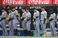 　試合前に黙とうする佐藤輝（左から３人目）、森下（右から２人目）ら（撮影・堀内翔）