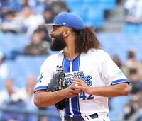 　３回、粘る秋山に苦笑いをするジャクソン（撮影・佐々木彰尚）