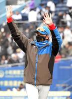 　歓声に応える新庄監督（撮影・佐藤厚）