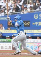 　２回、松本剛は右前適時打を放つ（撮影・佐藤厚）