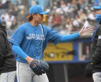 　３回まで無失点に抑え、ナインに迎えられる山崎（撮影・佐藤厚）