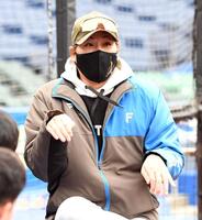 　ごきげんな表情で記者と話す新庄監督（撮影・佐藤厚）