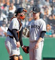 ４　回、広瀬隆に右前打を許し捕手の岸田と話す井上