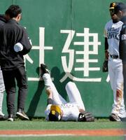 　２回、中山の邪飛を追ってフェンスに激突した三塁手栗原