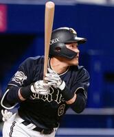 　５回、この試合２本目の二塁打を右越えに放つ麦谷