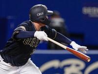 　５回、左翼線に２点二塁打を放つ来田