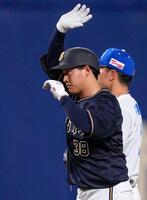 　５回、２点二塁打を放ち歓声に応える来田