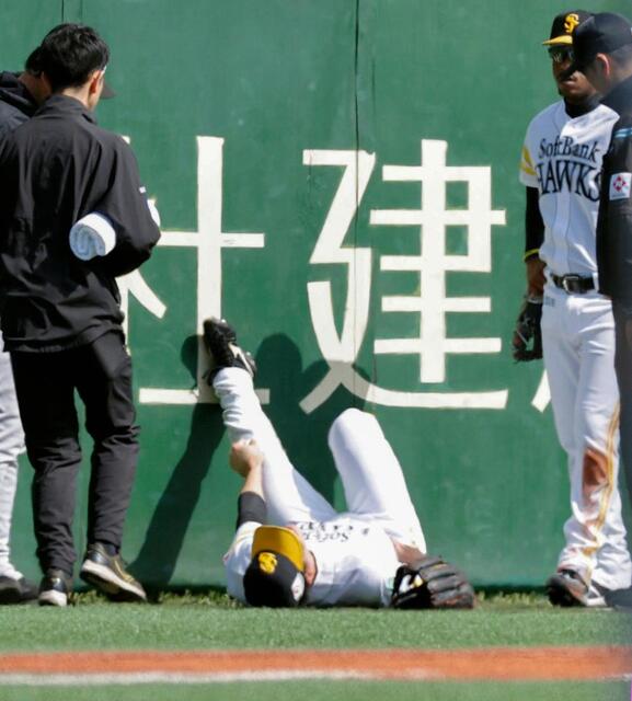 ソフトバンク 栗原陵矢がフェンス激突で負傷交代 左膝を強打か