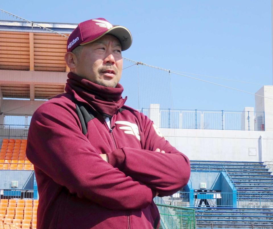 　全体練習を見つめる三木監督（撮影・松井美里）