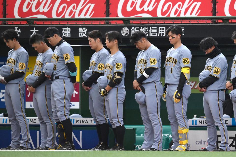 　試合前に黙とうする佐藤輝（左から３人目）、森下（右から２人目）ら（撮影・堀内翔）