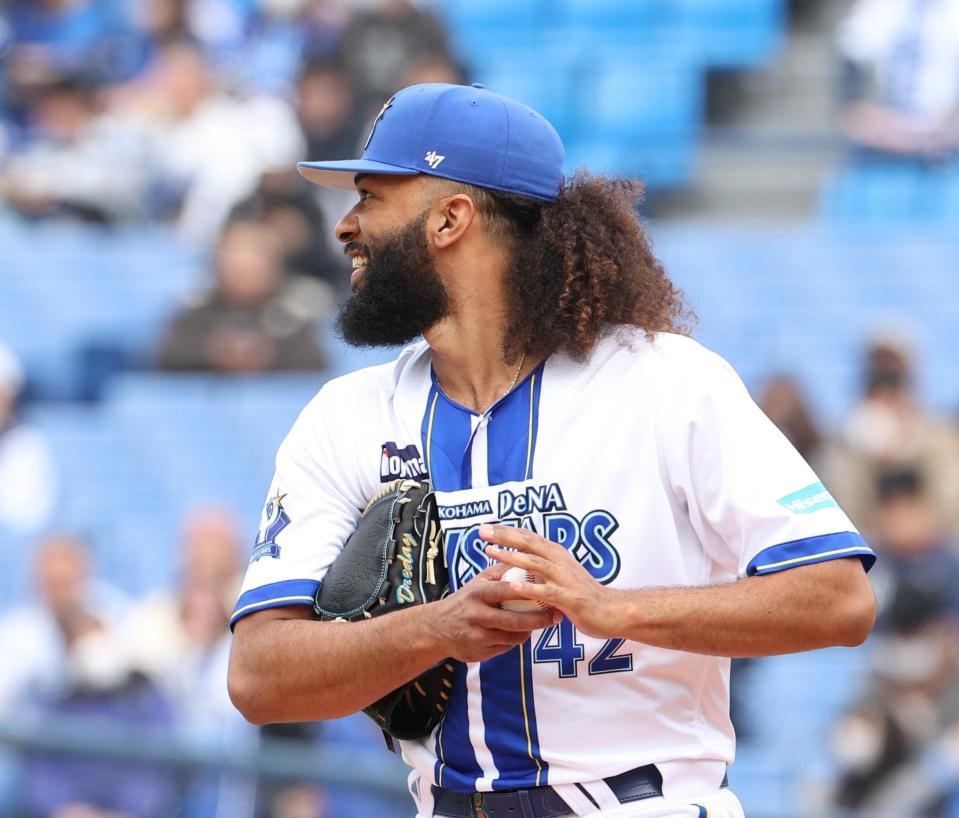 　３回、粘る秋山に苦笑いをするジャクソン（撮影・佐々木彰尚）