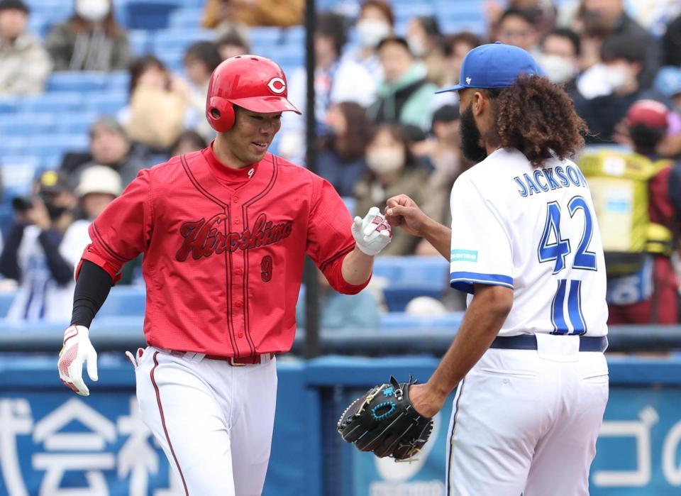 　３回、１６球粘って三塁ゴロ。ジャクソン（右）とタッチをする秋山（撮影・佐々木彰尚）