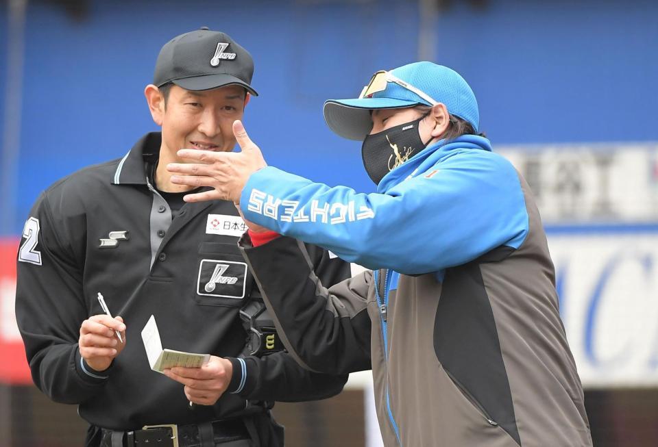 　６回表終了後、原球審（左）に選手交代を告げる新庄監督（撮影・佐藤厚）