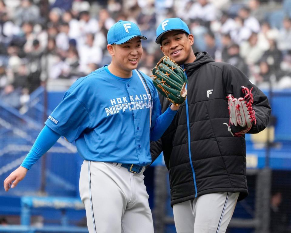 　６回に登板し万波（右）に迎えられる古林。この回を完璧に抑え笑顔を見せた