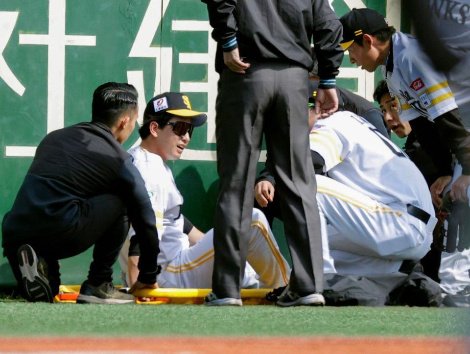 　２回、中山の邪飛を追ってフェンスに激突した三塁手栗原