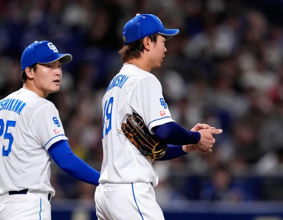 　５回、追加点を許した高橋宏（右）