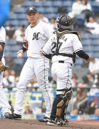 　４回、田村捕手（右）と話す石川柊