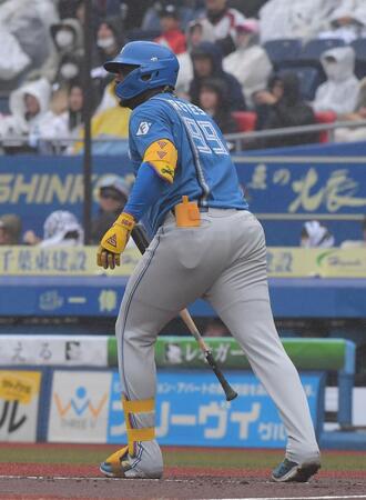 　４回、レイエスは左越え本塁打を放つ（撮影・佐藤厚）