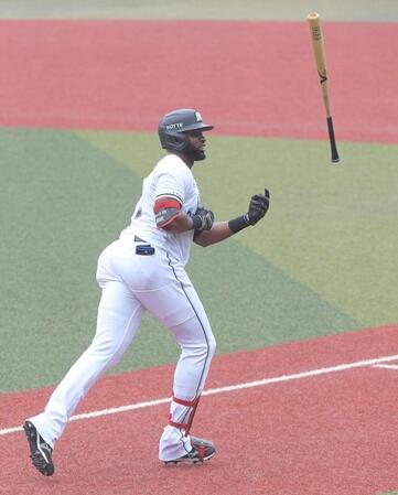 　１回、ポランコは右越えに先制２ランを放つ（撮影・佐藤厚）