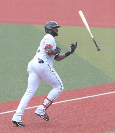 　１回、ポランコは右越えに先制２ランを放つ（撮影・佐藤厚）