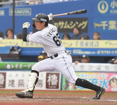 　２回、寺地は右中間に適時二塁打を放つ（撮影・佐藤厚）