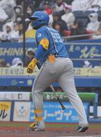 　４回、レイエスは左越え本塁打を放つ（撮影・佐藤厚）