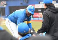 　４回、レイエスは左越え本塁打を放ち、ナインとロータッチ（撮影・佐藤厚）