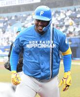 　４回、レイエスは左越え本塁打を放ち、笑顔でベンチに戻る（撮影・佐藤厚）