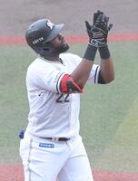 　１回、ポランコは右越えに先制２ランを放つ（撮影・佐藤厚）