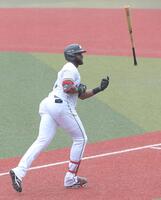 　１回、ポランコは右越えに先制２ランを放つ（撮影・佐藤厚）