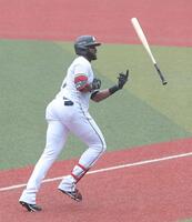 　１回、ポランコは右越えに先制２ランを放つ（撮影・佐藤厚）