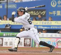 　２回、寺地は右中間に適時二塁打を放つ（撮影・佐藤厚）