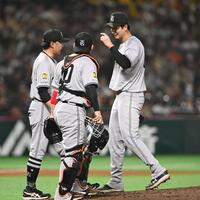 　４回、降板する横川（右）