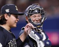　３回裏を終え、先発の宮城（左）と話しながらベンチに戻る捕手の福永