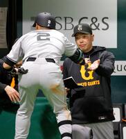 　７回、代走が送られベンチに戻った吉川を迎える阿部監督