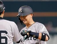 　６回、この試合３安打目となる中前打を放ち笑顔の吉川