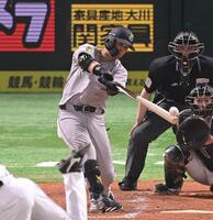 　３回、吉川は中前適時打を放つ