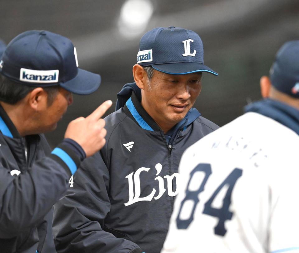 　試合後、ベンチを後にする西口監督（撮影・堀内翔）