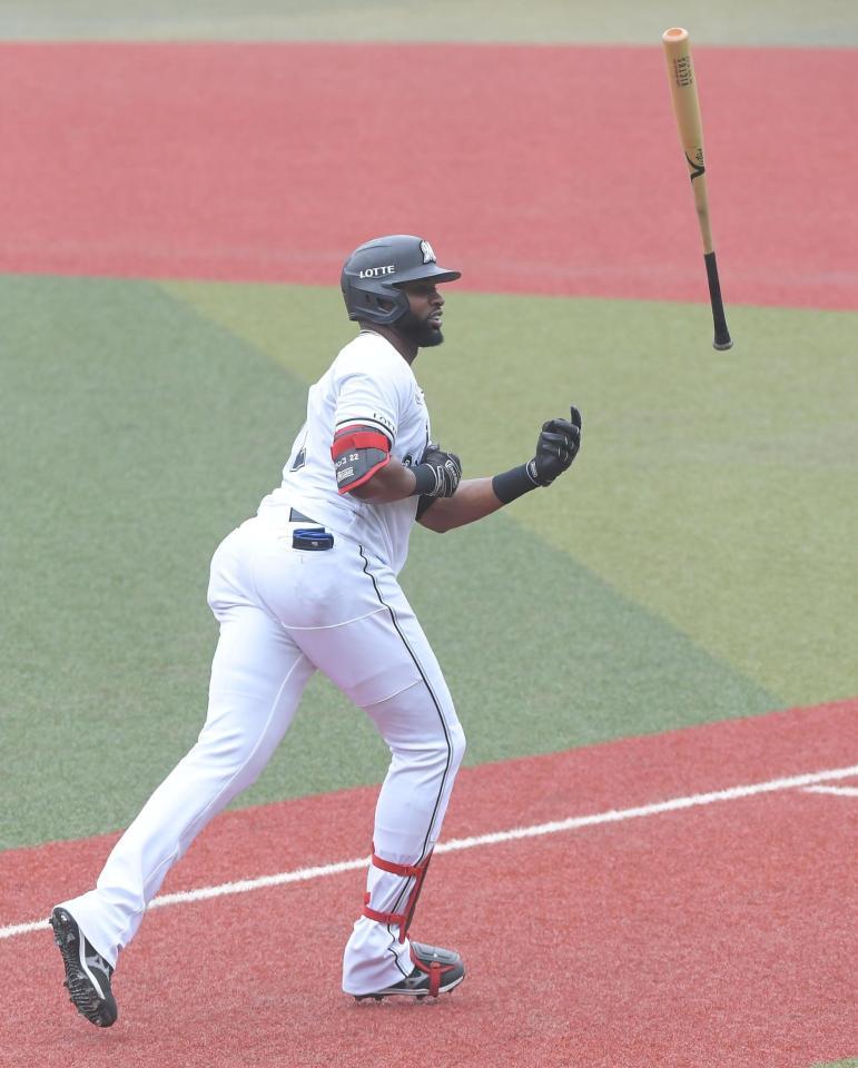 　１回、ポランコは右越えに先制２ランを放つ（撮影・佐藤厚）