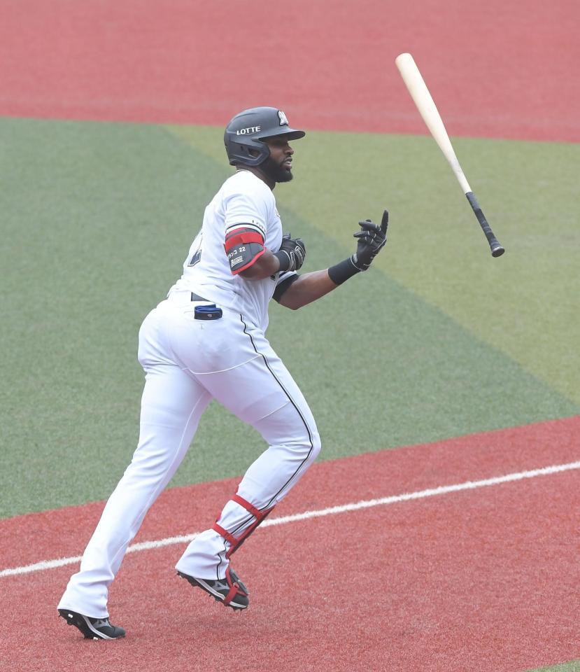 　１回、ポランコは右越えに先制２ランを放つ（撮影・佐藤厚）