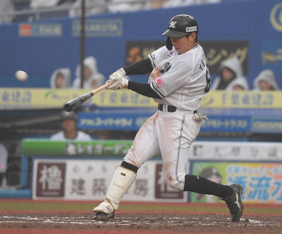 　６回、寺地は右翼へ適時打を放つ（撮影・佐藤厚）