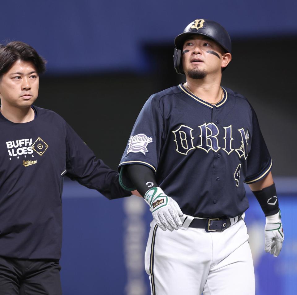 　２回表、ベンチに戻る森（右）