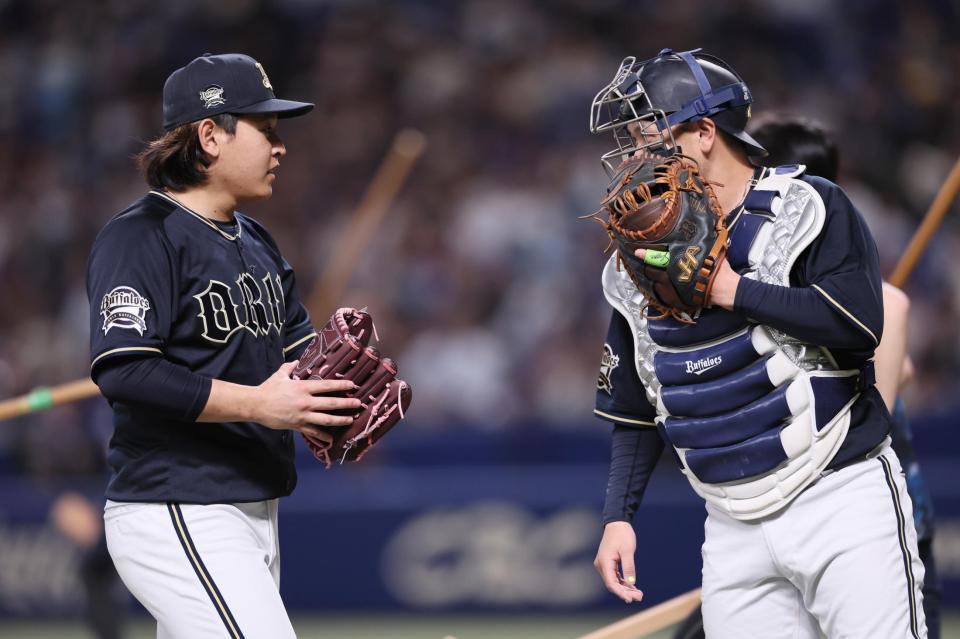 　３回裏を終え、言葉を交わす先発の宮城（左）と福永