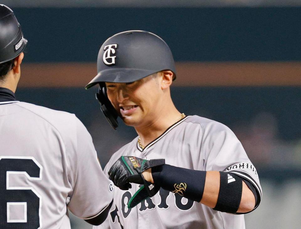 　６回、この試合３安打目となる中前打を放ち笑顔の吉川