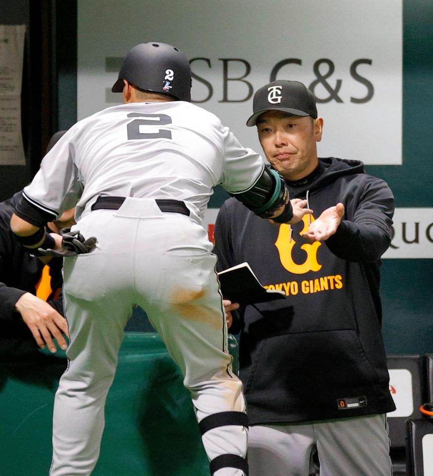 　７回、代走が送られベンチに戻った吉川を迎える阿部監督