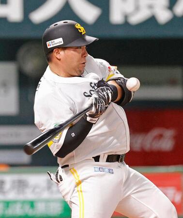 　２回、死球を受ける山川