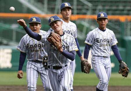 　甲子園で守備練習するエナジックスポーツナイン