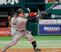 　７回、右前打を放つ甲斐