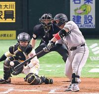 　７回、甲斐は右前打を放つ